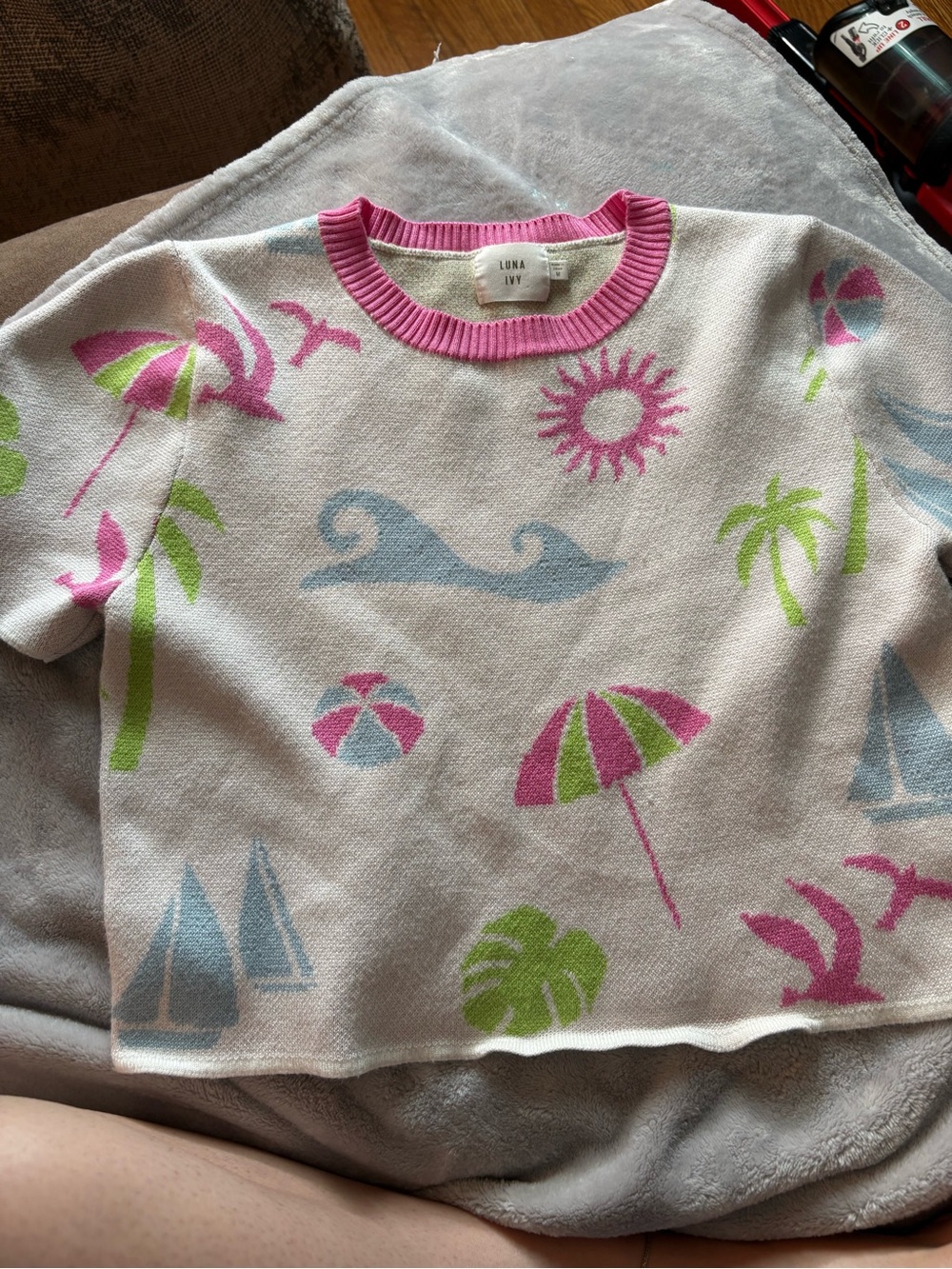 Luna Ivy White Beach Motif Knit Crop Top - Pink, Blue & Green